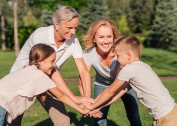 As atitudes dos adultos que as crianças observam em silêncio