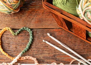 Esse descanso de copos de crochê é fácil de fazer e ainda decora