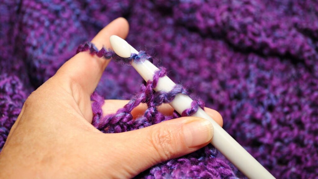 Esse descanso de copos de crochê é fácil de fazer e ainda decora