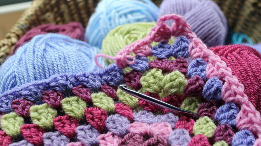 Essa peça de crochê deixa qualquer mesa mais charmosa e bem posta