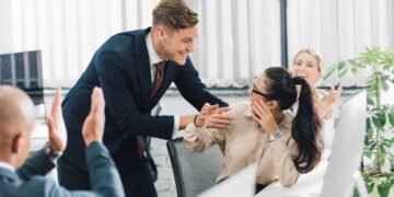 O que significa quando alguém não cumprimenta os colegas de trabalho?