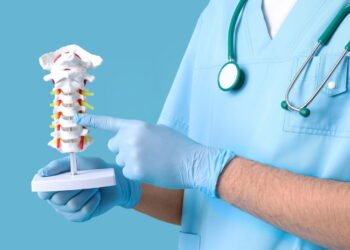 Dor nas costas e cansaço podem ser sinais de um problema na coluna