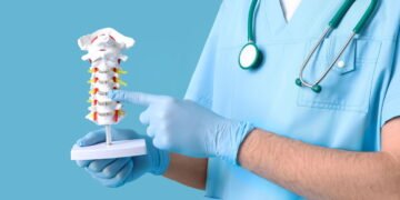 Dor nas costas e cansaço podem ser sinais de um problema na coluna