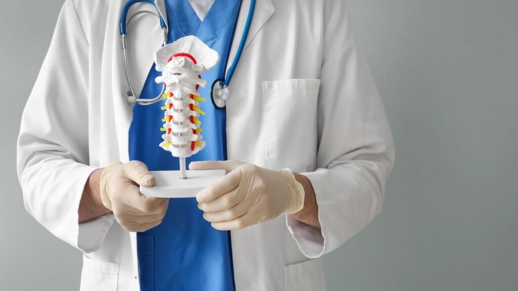 Dor nas costas e cansaço podem ser sinais de um problema na coluna