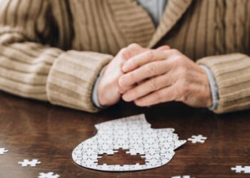 Professor revela o hábito que aumenta em 70% o risco de demência e muita gente faz sem saber