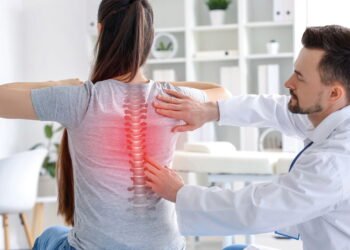 Curvatura na coluna pode ser sinal silencioso de escoliose e exige atenção