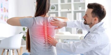 Curvatura na coluna pode ser sinal silencioso de escoliose e exige atenção