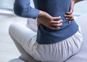 Dor nas costas constante pode ser sintoma de escoliose