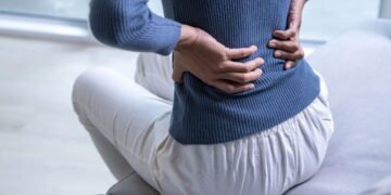 Dor nas costas constante pode ser sintoma de escoliose