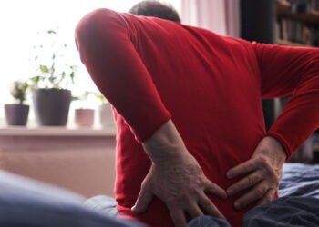 Dor na lombar pode ser sinal de hérnia de disco que precisa de atenção médica