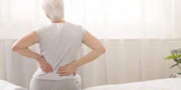 Essa dor nas costas que melhora sentado pode ser estenose lombar