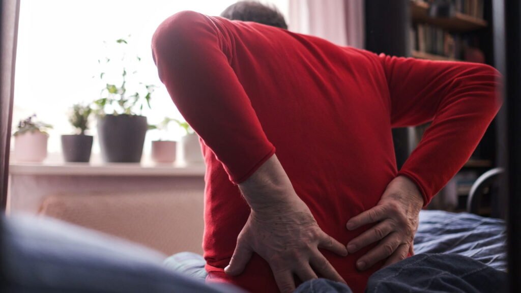 Essa dor nas costas que melhora sentado pode ser estenose lombar