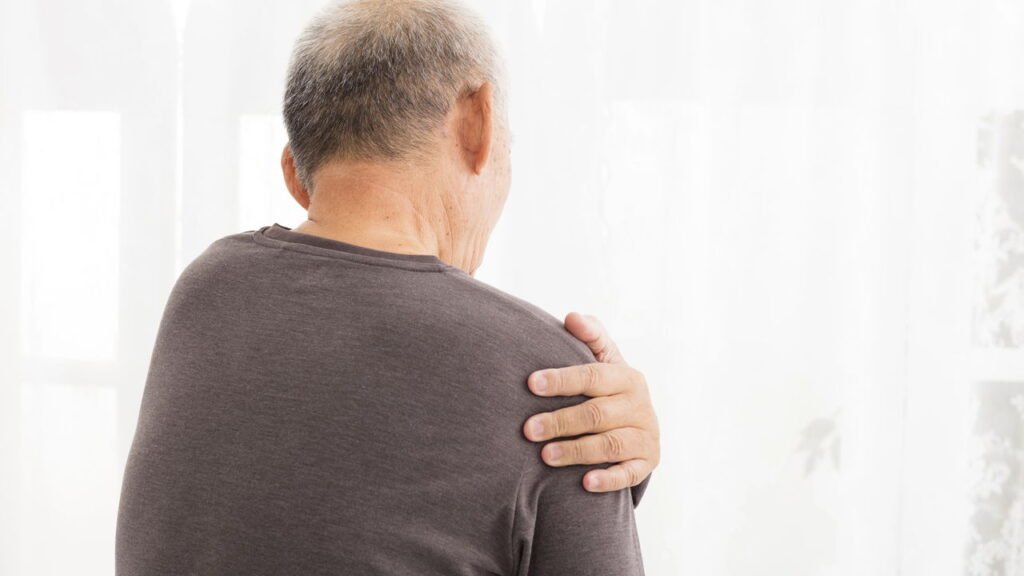 Dor no ombro ao levantar o braço pode indicar lesão ou sobrecarga muscular