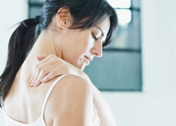 Dor e rigidez no ombro podem ser sinais de capsulite adesiva em estágio inicial