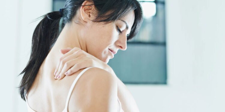 Dor e rigidez no ombro podem ser sinais de capsulite adesiva em estágio inicial