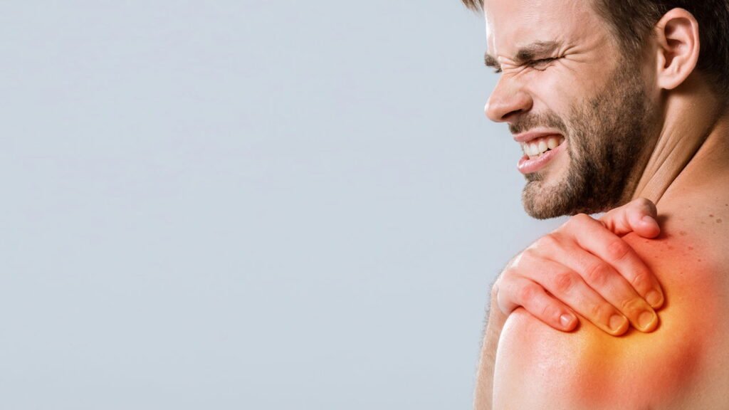 Dor e rigidez no ombro podem ser sinais de capsulite adesiva em estágio inicial