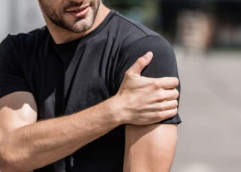 A dor no ombro ao erguer o braço pode esconder um problema silencioso