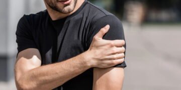 A dor no ombro ao erguer o braço pode esconder um problema silencioso