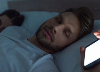 O que acontece com seu corpo quando você dorme com luz acesa