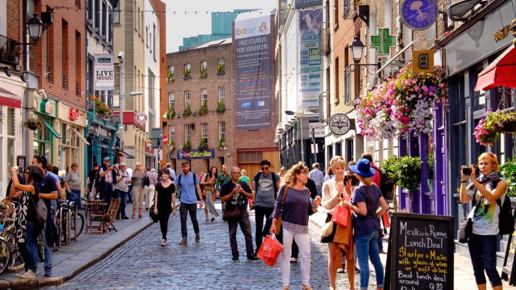 Esta cidade tem museus gratuitos, castelo imponente e noite agitada