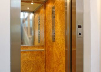 Você sabe porque os elevadores têm um espelho? Não é por estética