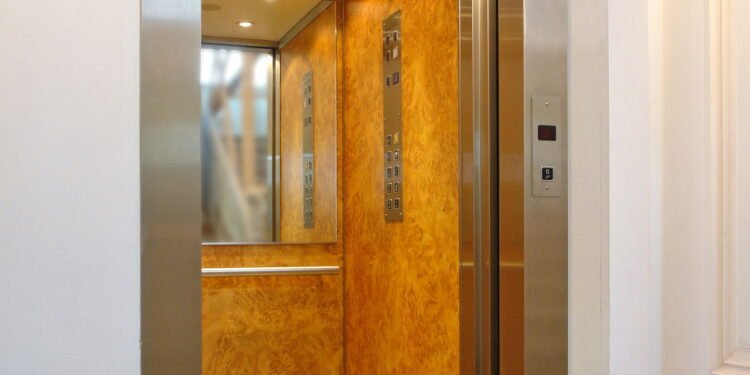 Saiba o motivo de ter espelho no elevador - Motivo para ter espelho no levador - Créditos: depositphotos.com / BestPhotoStudio