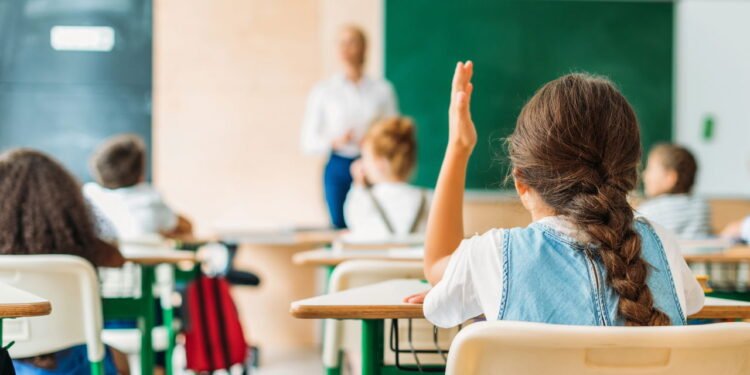 O certo é investir no futuro da educação - Créditos: depositphotos.com / ArturVerkhovetskiy