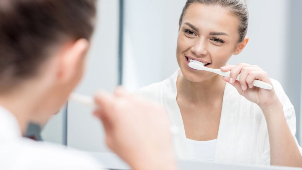 Escovar os dentes à noite pode reduzir risco de infarto e AVC