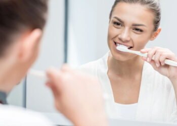 Escovar os dentes à noite pode reduzir risco de infarto e AVC