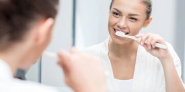 Escovar os dentes à noite pode reduzir risco de infarto e AVC