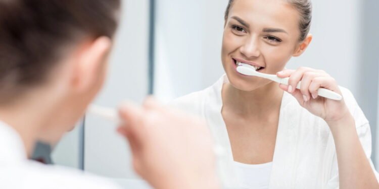 Escovar os dentes à noite pode reduzir risco de infarto e AVC