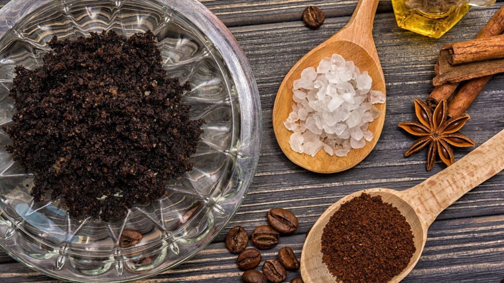 Lavar as mãos com sal e café pode transformar sua pele de forma natural