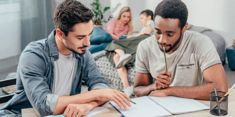 Como funciona o Pé-de-Meia e por que ele reduz a evasão escolar no ensino médio