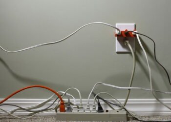Erro comum com extensões elétricas que pode causar incêndio em casa