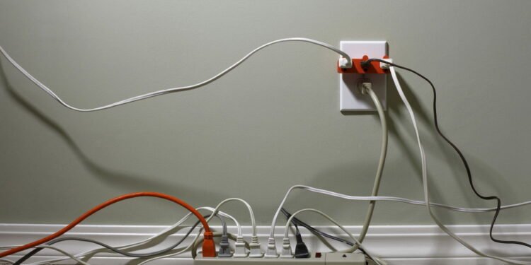 Erro comum com extensões elétricas que pode causar incêndio em casa