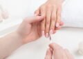 Fazer as unhas vai ficar mais caro, após proibição que começou a valer em setembro