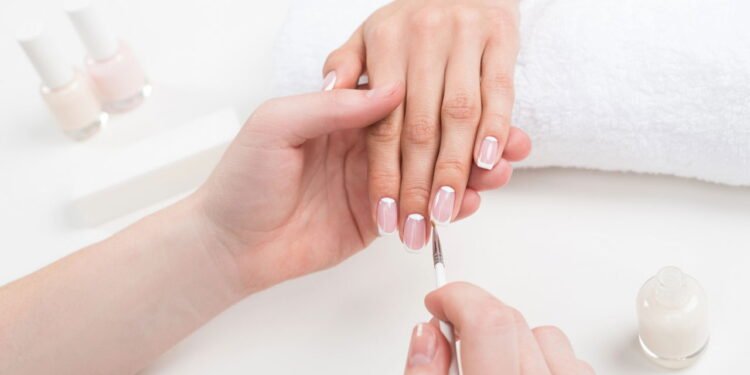 Fazer a unha exige atenção aos produtos - Créditos: depositphotos.com / AllaSerebrina