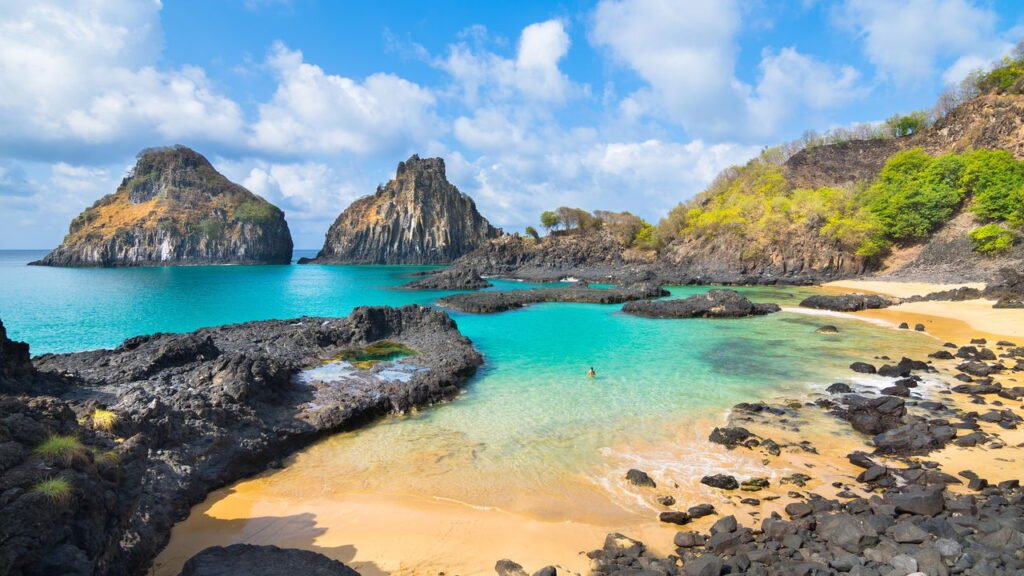 A ilha onde você mergulha com golfinhos e ainda curte o melhor da comida nordestina