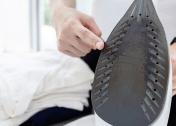 Como limpar um ferro queimado e manchado de preto e deixá-lo como novo