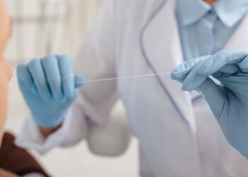 Como usar o fio dental corretamente para limpar até os molares