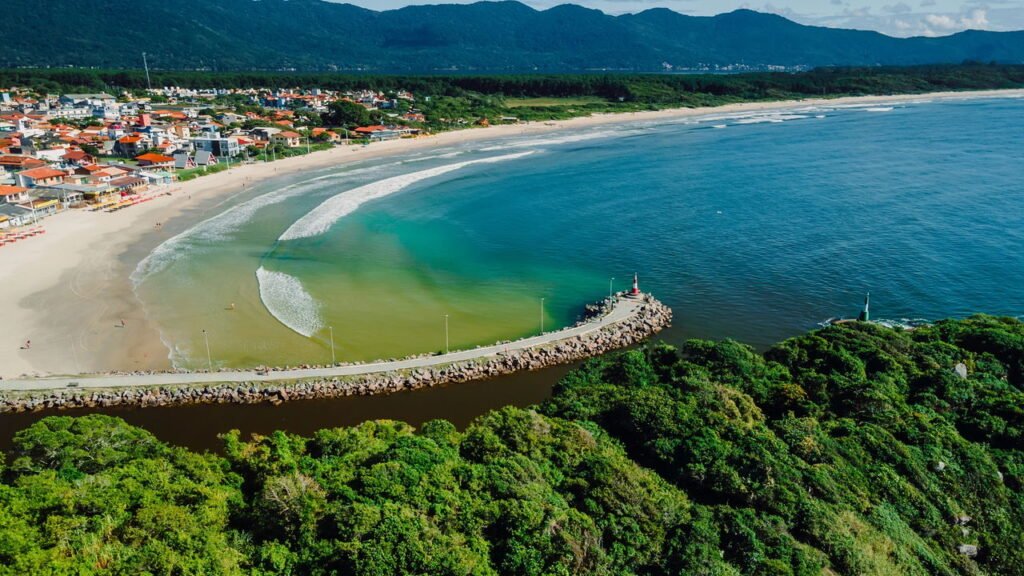 Nessa cidade você acorda perto do mar e ainda encontra pastel de camarão no mercado