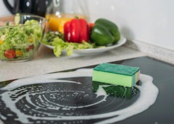 Solução caseira que remove sujeira difícil do fogão em minutos