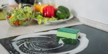 Solução caseira que remove sujeira difícil do fogão em minutos