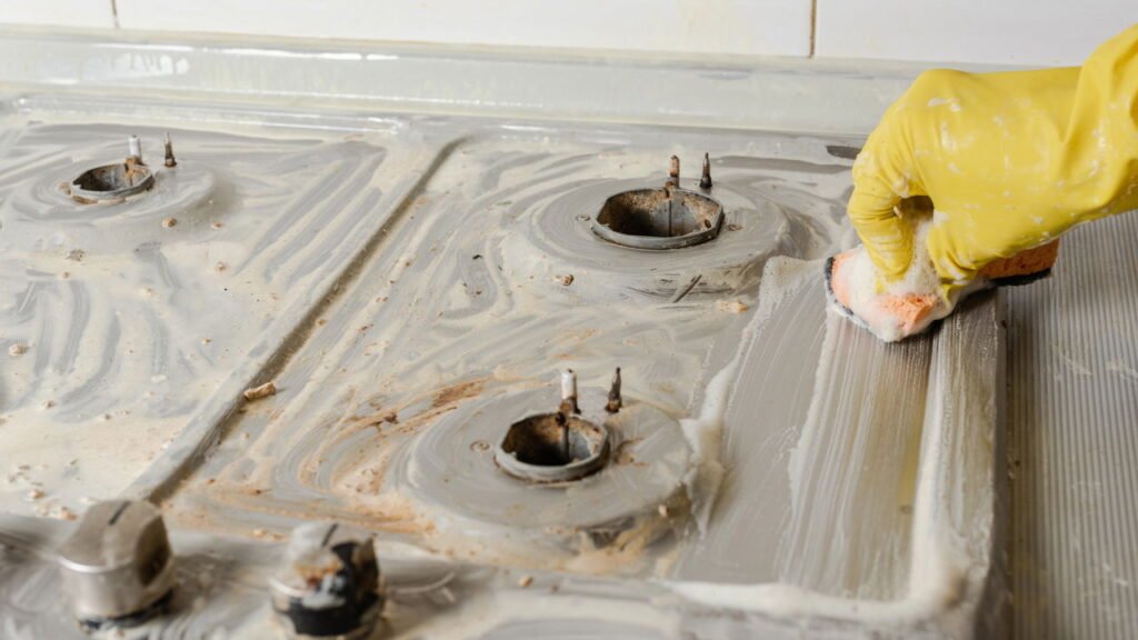 Solução caseira que remove sujeira difícil do fogão em minutos