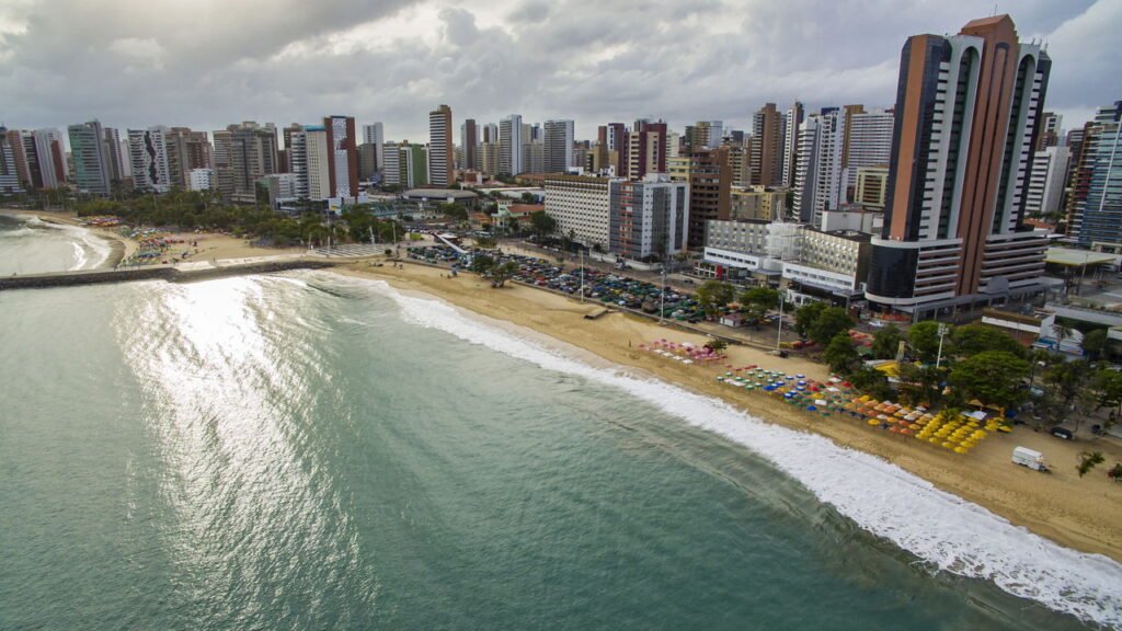 Esta cidade do Ceará tem sol o ano inteiro e bairros com vista para o mar