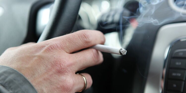 Lei proibi fumar no carro - Créditos: depositphotos.com / nenovbrothers