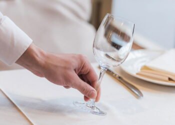 O que significa ajudar os garçons a recolher os pratos, segundo a psicologia