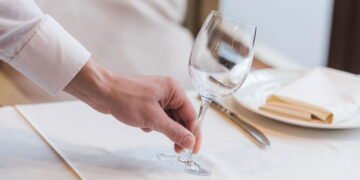 O que significa ajudar os garçons a recolher os pratos, segundo a psicologia