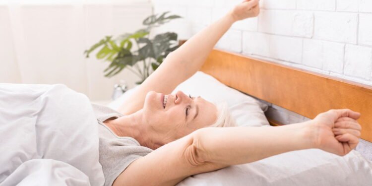 Por que os idosos acordam cedo e o que a ciência já descobriu