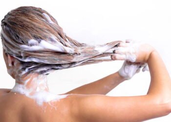 Lavar menos o cabelo pode ser o segredo para cachos mais bonitos e definidos